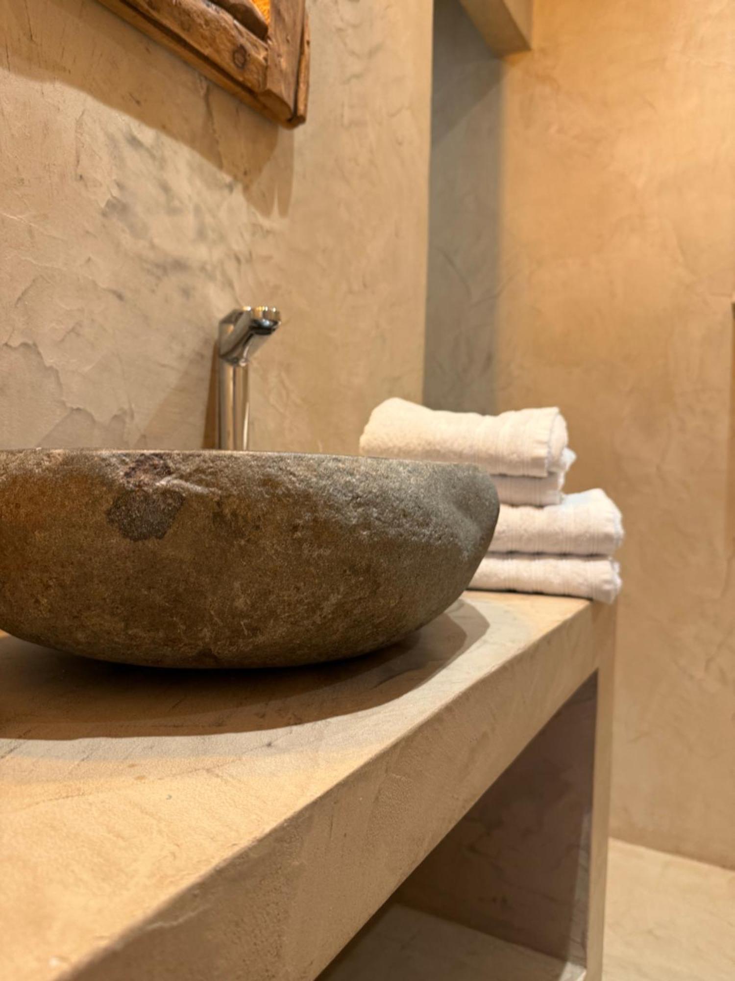 Hotel Giorgi Et Logements Insolites-Jacuzzi Prive باستونيا المظهر الخارجي الصورة
